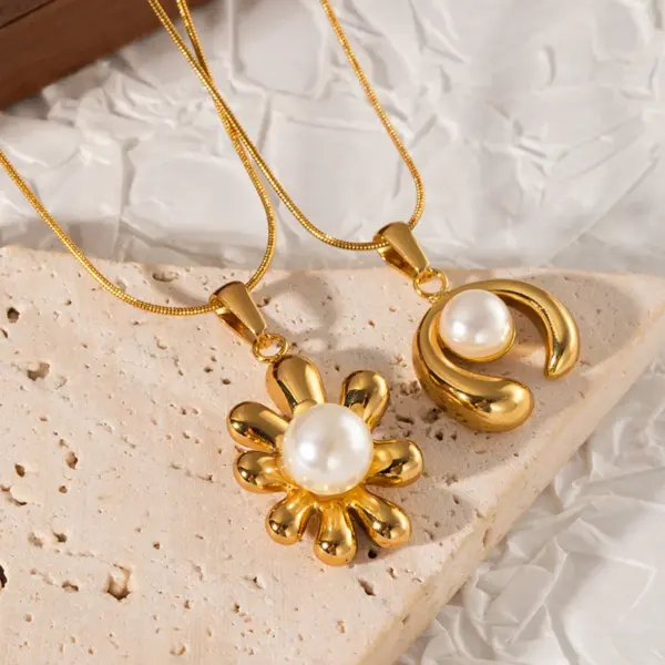 Wholesale 18K Gold Electroplated Accessible Luxury Stainless Steel Pearl Necklace High-End Non-Fading French Elegant Pendant Clavicle Chain For Women