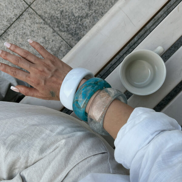 oly-c794a43e9fc6217c5f877e140aea1f80 Wholesale Gradient irregular translucent acrylic bracelet