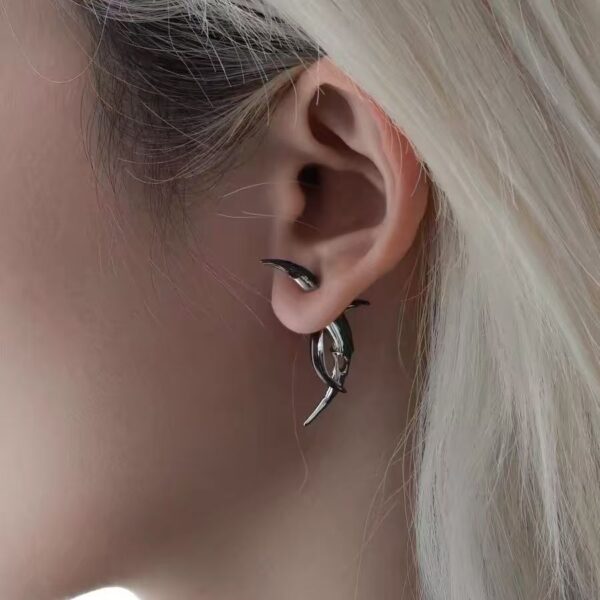 Wholesale Cross-border personality simple two-color piercing earrings small sweet cool wind geometric earrings irregular crescent ear pins