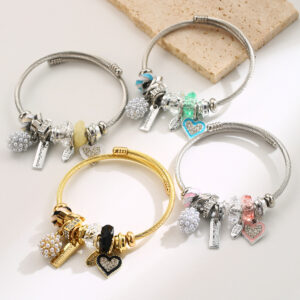 Wholesale Stainless steel bracelet for women, fashionable and versatile, heart-shaped pendant, adjustable and colorfast.