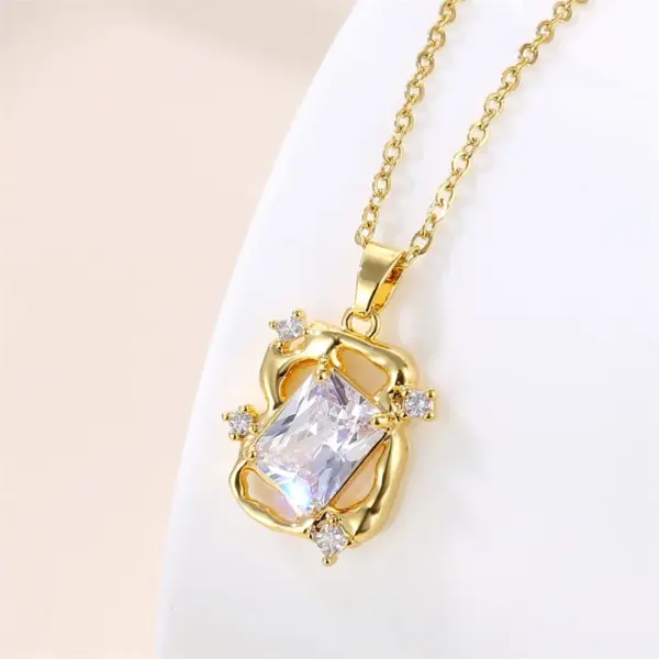 Wholesale Water Plating Vacuum Real Gold Plated 18K Round Heart Shape Snowflake 304 Stainless Steel Titanium Vintage Style Waterproof Non Tarnish 201 Pendant Necklace