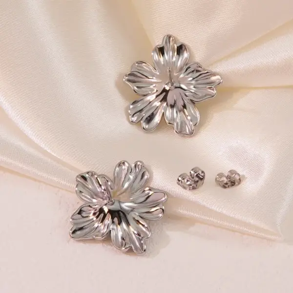 1 Pair Sweet Flower Plating 304 Stainless Steel Imitation Gold Electroplating Ear Studs