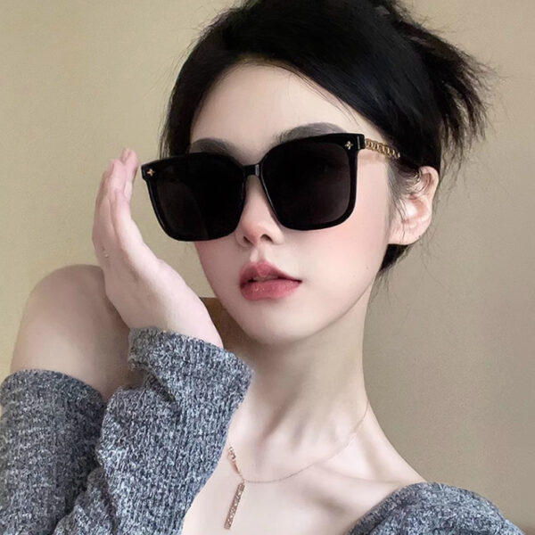 Wholesale High-grade sunglasses women's face small new chain leg star sunglasses big face slimming black free shipping
