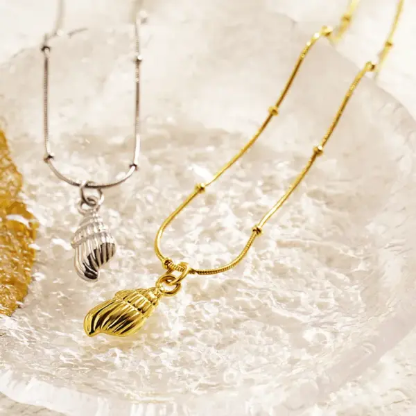 Wholesale PVD Coated Real Gold Plated 18K Gold Conch 304 Stainless Steel Beach Simple Style Waterproof Non Tarnish 304 Stainless Steel Pendant Necklace