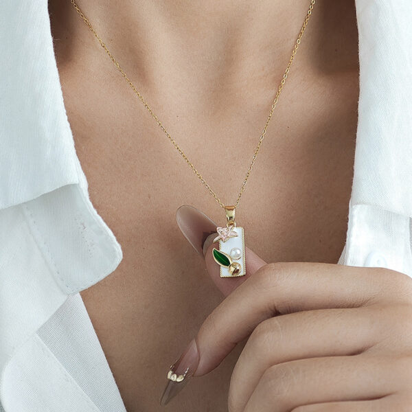 Wholesale Medieval Oil Painting Style Square Lily Necklace for Women French Retro Drip Glaze Design Clavicle Chain Exquisite High-End Necklace