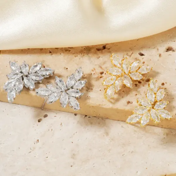 Wholesale 1 Pair Elegant Artistic Streetwear Leaf Asymmetrical Copper Glass Zircon K Gold Plated Rhodium Plated Ear Studs