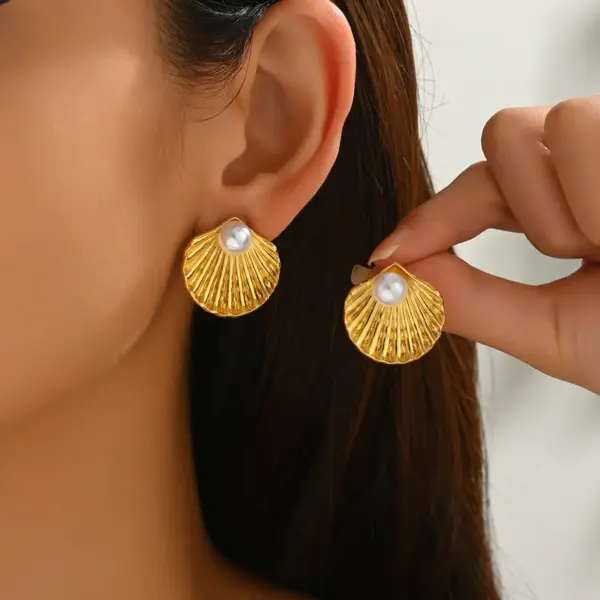 304 Stainless Steel Flower PVD Coated Real Gold Plated 18K Gold Vintage Style Simple Style Waterproof Non Tarnish Ear Studs
