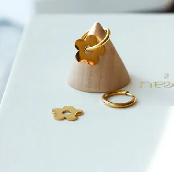 Wholesale 304 Stainless Steel Flower PVD Coated 18K Real Gold Plated 18K Gold Fashion Waterproof Non Tarnish Gold Plated Gold Drop Earrings