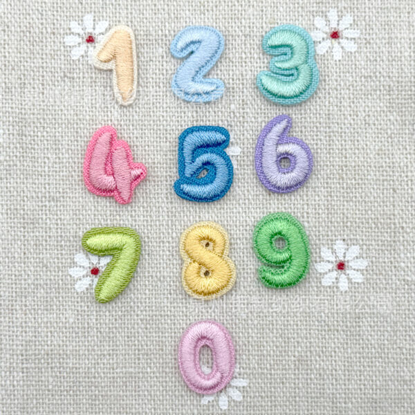 Wholesale Factory Direct Sales 1.6cm Mini Alphanumeric Cloth Patch with Adhesive Backing Embroider Colorful Patch Ironing Patch