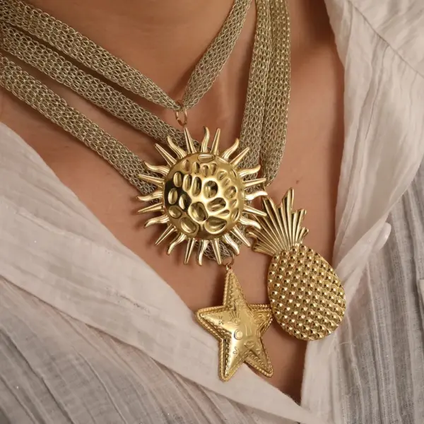 Fashionable Stainless Steel 18K Gold Plated Pineapple Heart Pendant Necklace Luxury Golden Thread Chain For Women Queen Style