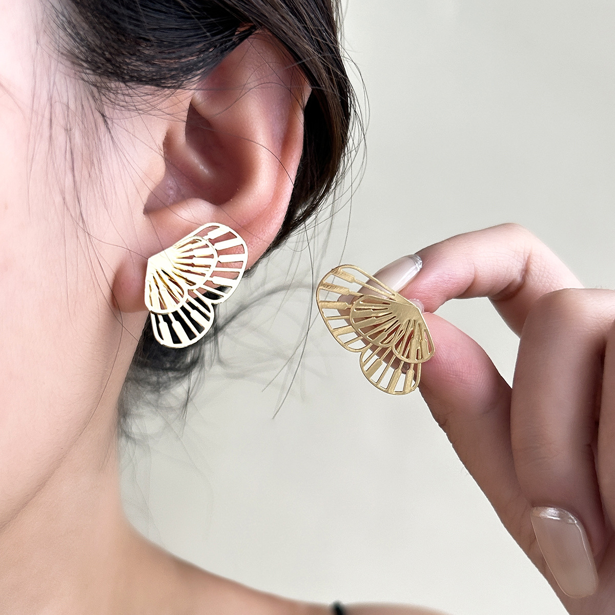 Wholesale Sier Needle Metal Style Cut Out Fan-Shaped Butterfly Earrings for Women, Simple Niche Design Earrings, Personalized Elegant Earrings