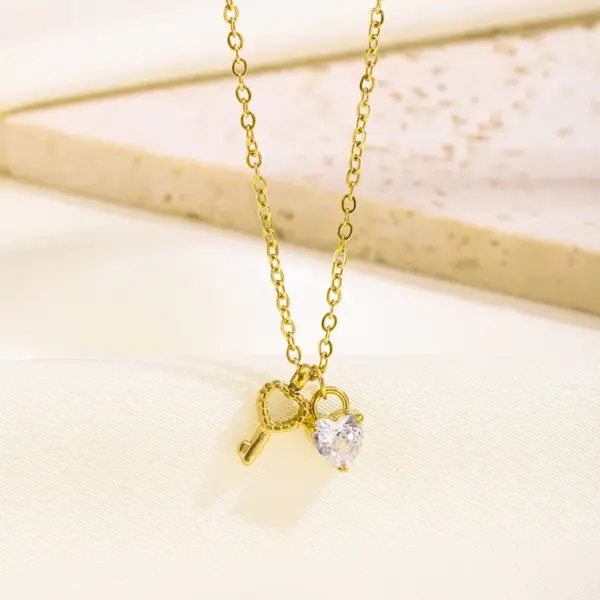 Fashionable Sweet Heart/Key Necklace For Women Suitable For Daily Dates Or Anniversaries Men Can Also Give It As A Gift To Their Wives