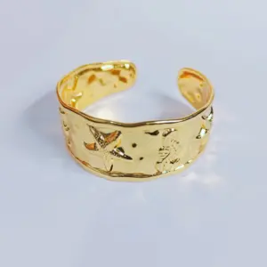 Gold / Average Size / Seahorse Bracelet