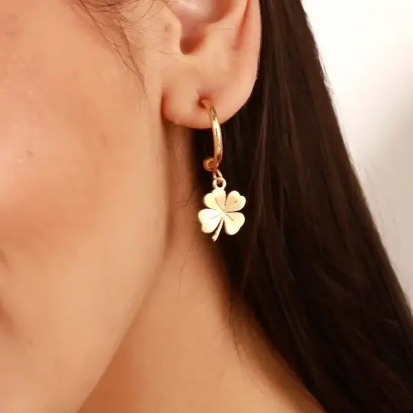 Wholesale 1 Pair Simple Style Four Leaf Clover Flower Plating Titanium Steel Earrings