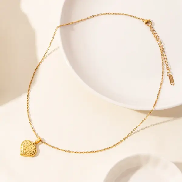 Wholesale PVD Coated Real Gold Plated 18K Gold Heart Shape 304 Stainless Steel Elegant Cute Waterproof Non Tarnish Pendant Necklace