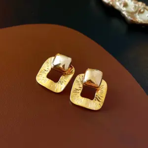 35# Silver Needle-Gold Rear Hanging Hollow Square