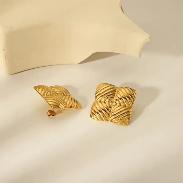 1 Pair Vintage Style Classic Style Triangle Geometric Spiral Stripe Plating 304 Stainless Steel 18K Gold Plated Ear Studs
