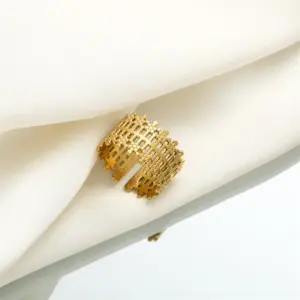 A02J / Adjustable Opening