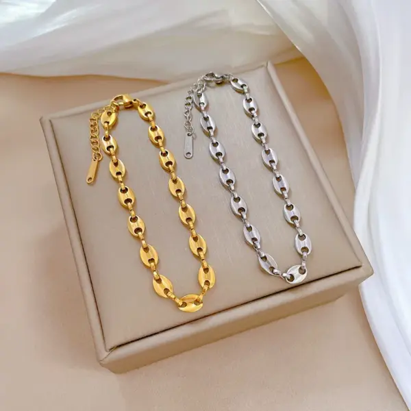 Wholesale PVD Coated Real Gold Plated Pig Nose Titanium Steel Casual Simple Style Waterproof Non Tarnish Titanium Steel Bracelets