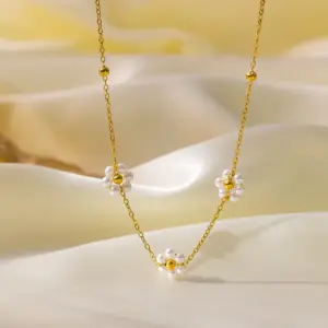 Qyh6075 Three Pearl Flower Necklace / Gold