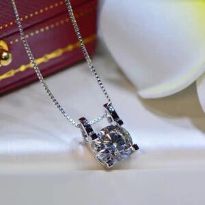 Wholesale Mossam Diamond Cattle Head Necklace Classic Four Claw 1 karat Pendant White Gold Lock Simple Clavicle Bone Live Jewelry