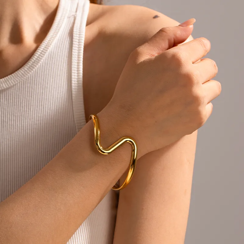 Wholesale 304 Stainless Steel Irregular PVD Coated 18K Gold Plated Basic Vintage Style Asymmetrical Plating Gold Bangle