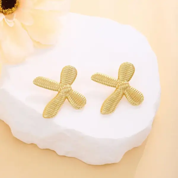 1 Pair Elegant Classic Style Geometric Leaf Heart Shape Asymmetrical 304 Stainless Steel Imitation Gold Electroplating Ear Studs