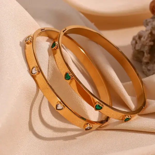 Wholesale 304 Stainless Steel Heart Shape PVD Coated Zircon 18K Gold Plated Real Gold Plated Basic Simple Style Classic Style Waterproof Non Tarnish Plating Inlay White Green Gold Bangle
