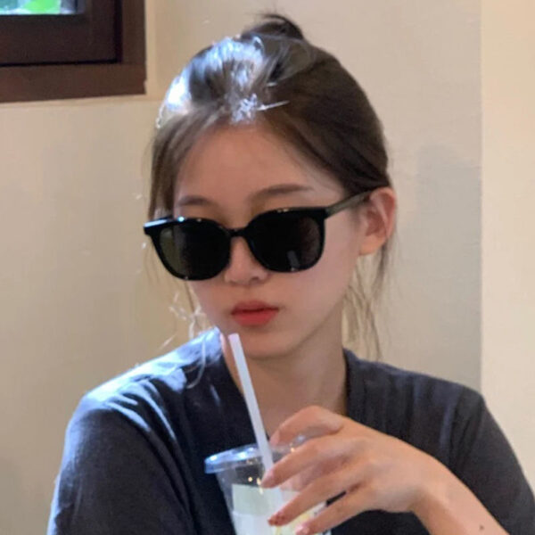 Wholesale Black sunglasses women's high-end sense ins decorative trend vintage glasses Korean wave Street shooting box sunglasses