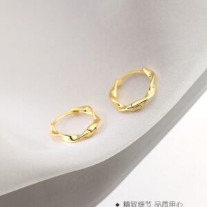 Twist earrings-gold color