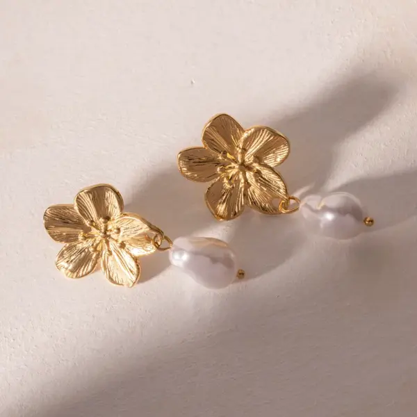 PVD Coated Real Gold Plated Flower 304 Stainless Steel Simple Style Waterproof Non Tarnish 304 Stainless Steel Drop Earrings