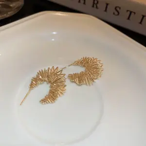 6# Silver Needle-Golden Scale Twisted C- Shaped