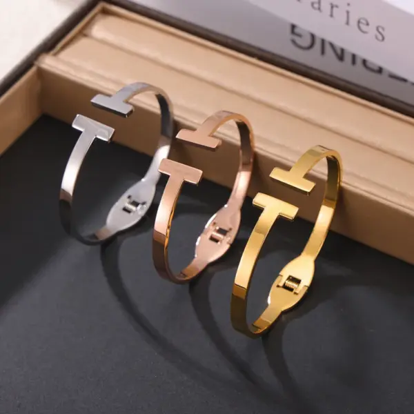 Wholesale 304 Stainless Steel Geometric Solid Color PVD Coated Real Gold Plated Modern Style British Style Waterproof Non Tarnish Plating Rose Gold Gold Silver Bangle