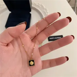 Qyh465 Shell Necklace / Gold
