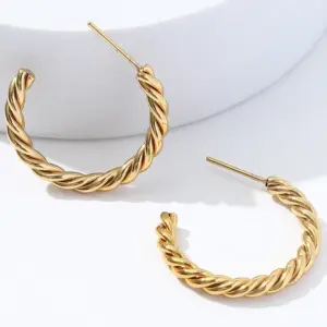 Three-Wire Twist C- Shaped / Gold