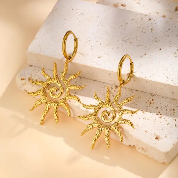 Wholesale Sun Pendant Stainless Steel Women's Jewelry Set Necklace And Earrings Trendy Design Casual Occasion Four Seasons Versatile