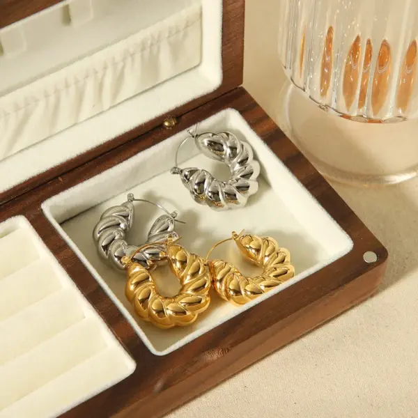 Wholesale PVD Coated Real Gold Plated U Shape 304 Stainless Steel Simple Style Commute Waterproof Non Tarnish Earrings