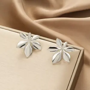 E1387-B (a Pair of Silver Ear Studs)