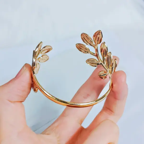 Wholesale 1 Piece Stainless Steel Exaggerated Geometric Open Bracelet Shell Five-Leaf Flower Bracelet Irregular Personality Starfish Shiny Bracelet Suitable For Women's Daily Wear