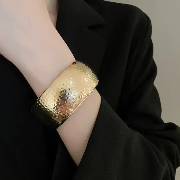 Wholesale 304 Stainless Steel Solid Color PVD Coated Golden Plated Casual Exaggerated Waterproof Non Tarnish Gold Silver Bangle