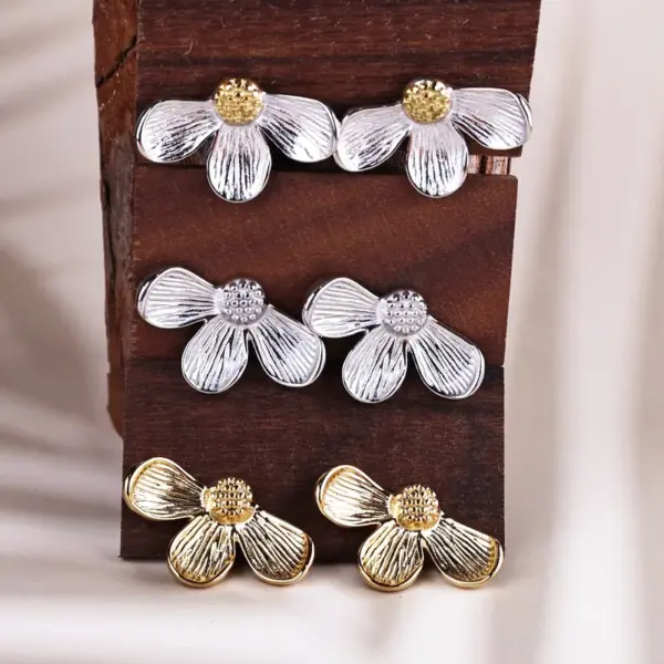 Wholesale Ion Plating (IP) 18K Gold Plated Flower 304 Stainless Steel Glam Cute Vintage Style Waterproof Non Tarnish Ear Studs