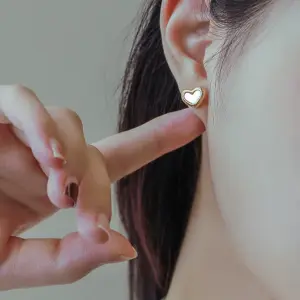 E0217-White Shell Heart-Shaped Earrings - Gold