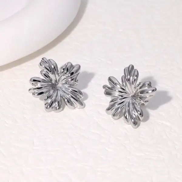 304 Stainless Steel Flower PVD Coated 18K Real Gold Plated 18K Gold Sweet Simple Style Waterproof Non Tarnish Plating Ear Studs
