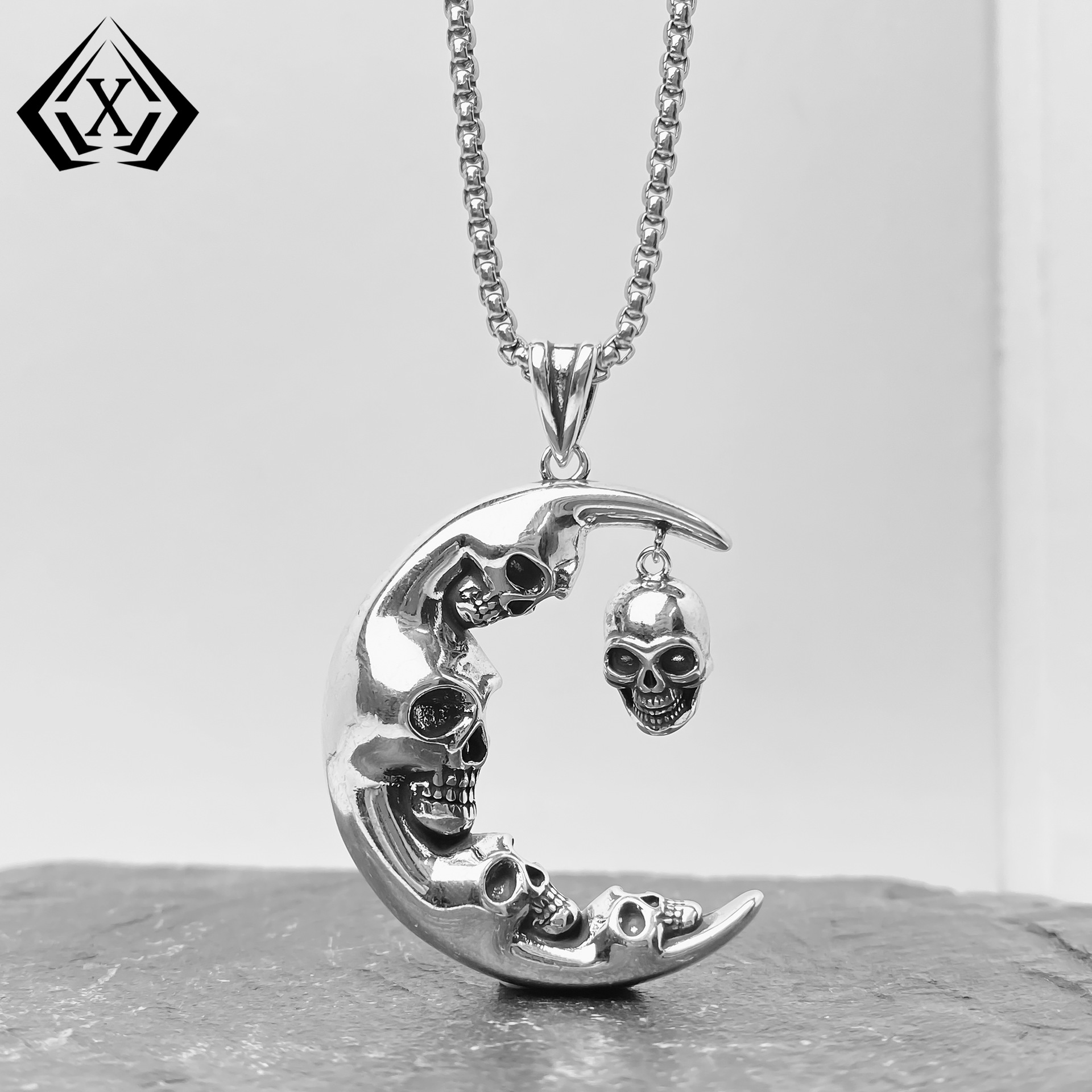 Wholesale Xiweier, a new -themed retro gothic moon and skull necklace from European and American cross-border e-commerce.