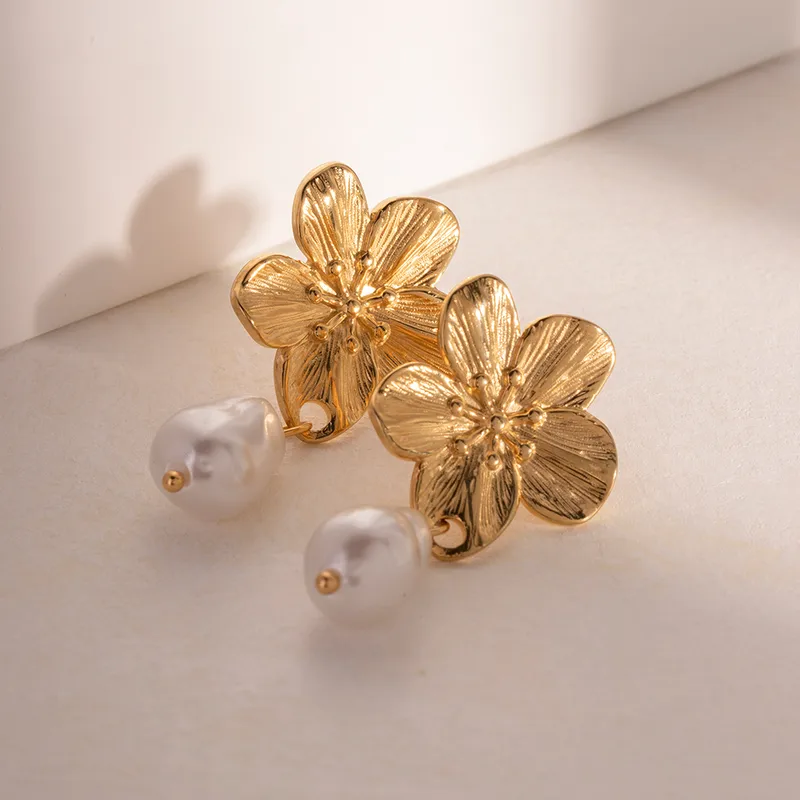 Wholesale PVD Coated Real Gold Plated Flower 304 Stainless Steel Simple Style Waterproof Non Tarnish 304 Stainless Steel op Earrings