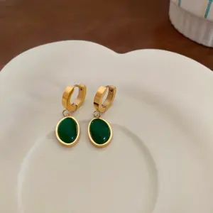 Ear clip. Emerald Oval Earrings