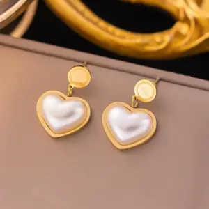 26 [Ag291] Heart-Shaped White Shell Stud Earrings / Gold