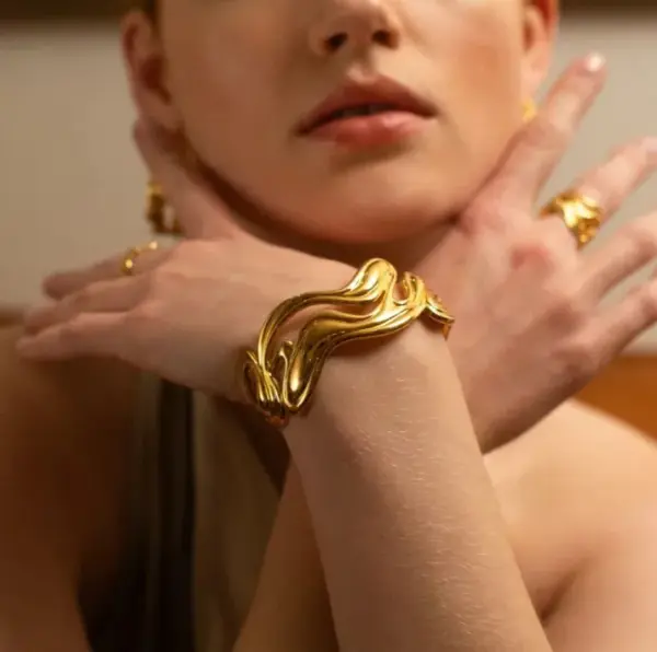 PVD Coated Real Gold Plated 18K Gold Flower 304 Stainless Steel French Style IG Style Waterproof Non Tarnish 304 Stainless Steel Bangle