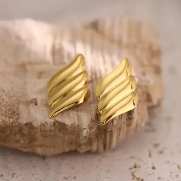 Wholesale 201 Stainless Steel 304 Stainless Steel Quadrilateral Heart Shape Electroplating Stone-Free Imitation Gold Simple Style Classic Style Hollow Out Ear Studs