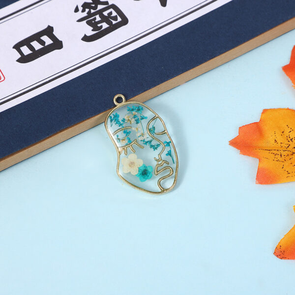 Wholesale New Face Contour Natural Dried Flower Pendant Resin Glue Jewelry DIY Fresh Plant Earrings Necklace Accessories